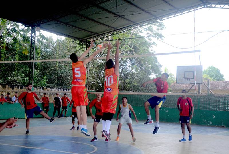 A etapa regional dos Jogos Estudantis Paraenses (Jeps), realizada de 16 a 19 de maio, no município de Igarapé-Açu, no nordeste do Estado, selecionou os times que vão disputar a etapa estadual, em junho, em Belém. Depois dos quatro dias de disputas, Castanhal foi apontada como a delegação que levará para a próxima etapa o maior número de times.
FOTO: RAI PONTES / ASCOM SEDUC
DATA: 20.05.2018
IGARAPÉ-AÇU - PARÁ <div class='credito_fotos'>Foto: Rai Pontes/Ascom Seduc | <a href='/midias/2018/originais/56dd7297-7f08-4aba-924f-20ff7f16dc64.jpg' download><i class='fa-solid fa-download'></i> Download</a></div>