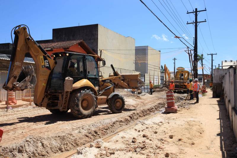 Com a chegada do verão, as obras de prolongamento da Avenida João Paulo II (foto) entram em ritmo acelerado. A partir do final desta semana, o número de operários envolvidos na obra, que hoje chega a 350, vai passar a ser de 600, o que garantirá maior celeridade na conclusão das obras, previstas para até o final de julho. “Faltam menos de 10% para que a gente conclua toda a obra. São detalhes de pavimentação nas vias de acesso, calçada, gradil, iluminação, o que a gente chama de acabamento. E nesse acabamento, incluímos também as passarelas, que são montadas fora e, a partir daí, são levadas para o canteiro de obra e colocadas em seus devidos lugares. As passarelas são importantes para segurança dos pedestres que vão precisar atravessar a João Paulo. Da mesma forma, a sinalização horizontal e vertical são fundamentais para circulação dos pedestres, motoristas, motociclistas e ciclistas por toda a avenida. A expectativa é que possamos entregar o mais breve possível o prolongamento da Avenida João Paulo II à população, de forma a garantir melhoria da qualidade de vida, saúde, lazer, mobilidade e mais segurança para quem mora nessa área”, informa o diretor geral do Núcleo de Gerenciamento de Transportes Metropolitano (NGTM), César Meira.

FOTO: MÁCIO FERREIRA / AG. PARÁ
DATA: 12.06.2018
BELÉM - PARÁ <div class='credito_fotos'>Foto: MÁCIO FERREIRA/ AG. PARÁ   |   <a href='/midias/2018/originais/56f4cc4b-4f94-409d-a72e-b67f8b92476e.jpg' download><i class='fa-solid fa-download'></i> Download</a></div>