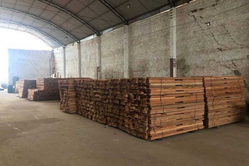 Operação conjunta das secretarias de Estado da Fazenda (Sefa), de Meio Ambiente e Sustentabilidade (Semas) e da Policia Civil, por meio da Divisão de Investigação e Operações Especiais (Dioe), nesta quarta-feira (30), localizou e apreendeu mais de dois milhões de cabo de vassouras de madeira virola, que estavam armazenados em cinco depósitos localizados ao longo da Avenida Estrada Nova, em Belém.
FOTO: ASCOM SEFA
DATA: 30.05.2018
BELÉM - PARÁ <div class='credito_fotos'>Foto: Ascom Sefa | <a href='/midias/2018/originais/56f6e78c-cc08-41ce-9ae7-89e33b7eb98c.jpg' download><i class='fa-solid fa-download'></i> Download</a></div>