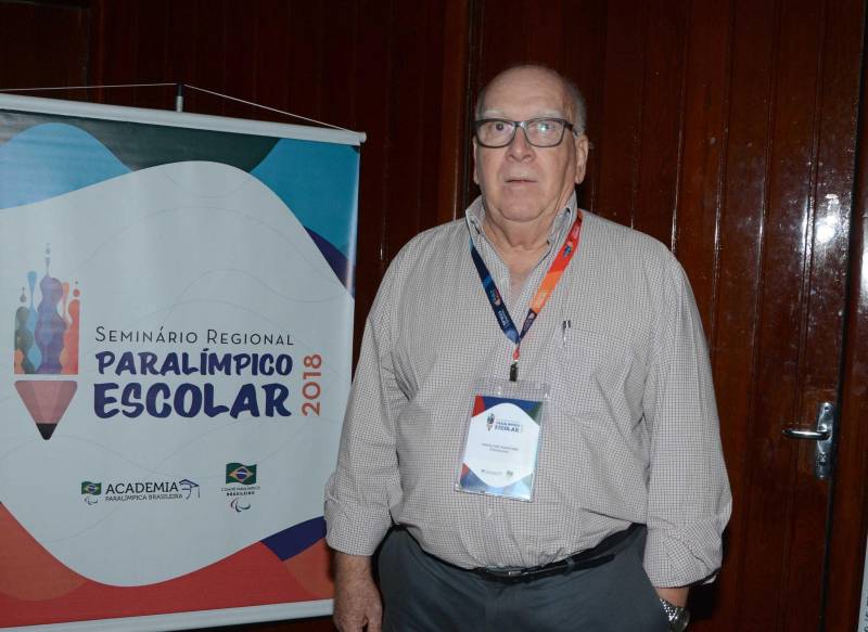 A Academia Paralímpica Brasileira (APB), órgão ligado ao Comitê Paralímpico Brasileiro (CPB), encerrou, na tarde de sexta-feira, 23, em Belém, o I Seminário Regional Paralímpico Escolar, que reuniu profissionais de áreas como Educação e Educação Física dos Estados do Pará, Maranhão, Tocantins e Amapá em três dias de discussões, cursos, palestras, mesas redondas, entre outras atividades, que ocorreram no teatro Margarida Schiwasappa, do Centur. Na foto, o representante do CPB, Vanilton Senatore.
FOTO: RAI PONTES / ASCOM SEDUC
DATA: 23.03.2018
BELÉM - PARÁ <div class='credito_fotos'>Foto: Rai Pontes/Ascom Seduc | <a href='/midias/2018/originais/56ffb6ca-3137-4489-bc3a-60ec28f3934d.jpg' download><i class='fa-solid fa-download'></i> Download</a></div>