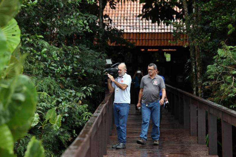 Jornalistas, influenciadores digitais e membros da sociedade civil organizada participaram, nesta quinta-feira (15), da visita guiada ao Parque Estadual do Utinga (Peut) que será inaugurado na sexta-feira (16), às 16h30. Os convidados foram recebidos pelo secretário estadual de Cultura, o arquiteto Paulo Chaves; pelo presidente do Ideflor-bio, Thiago Novaes; pelo gerente do Peut, Julio Meyer; pelo secretário de comunicação, Daniel Nardin e pelo representante da diretoria da Unidade de Conservação do Parque, Wendel Andrade. O evento começou às 9h com a apresentação das melhorias feitas no espaço durante as obras, dos serviços que funcionarão no local e de algumas normas de utilização desse novo equipamento.
FOTO: SIDNEY OLIVEIRA / AG. PARÁ
DATA: 15.03.2018
BELÉM - PARÁ <div class='credito_fotos'>Foto: Sidney Oliveira/Ag. Pará | <a href='/midias/2018/originais/570406a5-84a2-4f47-9016-0248c0eab106.jpg' download><i class='fa-solid fa-download'></i> Download</a></div>