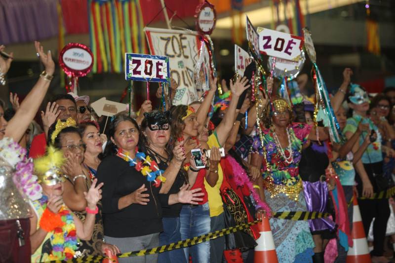 Mais de quatro mil idosos caíram na folia na tarde desta quarta-feira (7), durante o 18° Baile Carnavalesco da Melhor Idade, do projeto Vida Ativa, executado pela Secretaria de estado de Esporte e Lazer (Seel). Uma das grandes atrações foi o concurso que escolheu a “Rainha das Rainhas” da terceira idade, título que este ano ficou com a candidata Lindaura Cardoso, de 63 anos.
FOTO: CARLOS SODRÉ / AG. PARÁ
DATA: 07.02.2018
BELÉM - PARÁ <div class='credito_fotos'>Foto: CARLOS SODRÉ / AG. PARÁ | <a href='/midias/2018/originais/57091dcb-287d-47d7-9ad1-efc8c63178f9.jpg' download><i class='fa-solid fa-download'></i> Download</a></div>