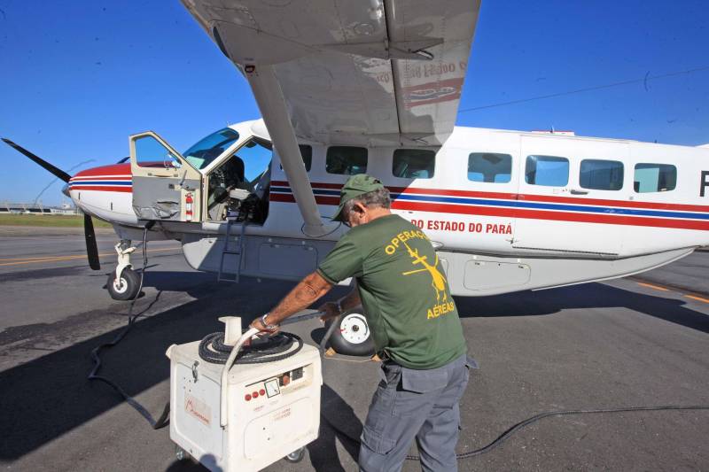 “Devo a vida do meu filho à atuação do Graesp (Grupamento Aéreo de Segurança Pública, na foto). Se não fosse pelo empenho deles no resgate, o João não teria resistido”. O depoimento emocionado é do sargento da Polícia Militar do Pará, Marcelo Serrano. Em abril do ano passado, o filho dele, João Marcel, então com 3 anos, perfurou o pulmão depois de cair de uma ponte. O acidente foi no município de São Sebastião da Boa Vista, no Marajó. Na ocasião, o Graesp foi acionado e iniciou o resgate da criança em direção a Belém. Em uma corrida contra o tempo, 40 minutos depois o menino começava a ser atendido em um hospital na capital. Se o transporte tivesse sido de barco, como normalmente ocorre na região, levaria oito horas e, pela gravidade da situação, o pequeno Marcel não teria resistido.

FOTO: RODOLFO OLIVEIRA / AG. PARÁ
DATA: 21.05.2018
BELÉM - PARÁ <div class='credito_fotos'>Foto: Rodolfo Oliveira/Ag. Pará   |   <a href='/midias/2018/originais/570e632e-e8c5-4f11-b178-8db55d133a84.jpg' download><i class='fa-solid fa-download'></i> Download</a></div>