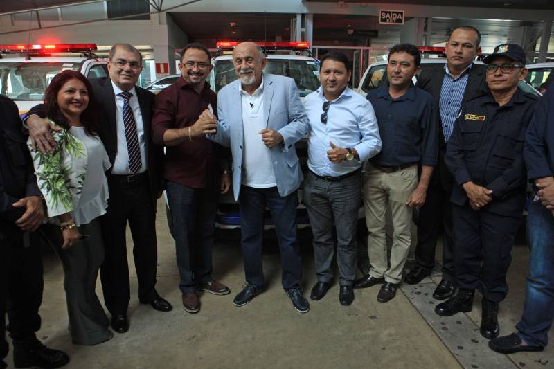 Com a entrega de mais 359 veículos, somente esta semana, o Governo do Pará reforçou a atuação da área de segurança pública em todo o Estado. Todos os veículos auxiliarão no combate a criminalidade e a manutenção da segurança em todo o território paraense. Boa parte desses veículos foi destinada diretamente para as guardas municipais, numa ação integrada com as Prefeituras, por meio da Secretaria de Segurança Pública e Defesa Social (Segup) com articulação da Secretaria de Municípios Sustentáveis, que define em conjunto com os municípios, a agenda de prioridades. A última etapa da entrega ocorreu nesta quinta-feira (5), no Hangar – Centro de Convenções da Amazônia. Na foto, o governador Simão Jatene(blazer azul) participou da entrega dos equipamentos.
FOTO: RODOLFO OLIVEIRA / AG. PARÁ
DATA: 05.07.2018
BELÉM - PARÁ <div class='credito_fotos'>Foto: Rodolfo Oliveira/Ag. Pará | <a href='/midias/2018/originais/571e92be-1716-44e9-be54-979c8d962e1d.jpg' download><i class='fa-solid fa-download'></i> Download</a></div>