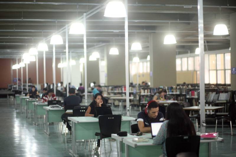 Ao entrar na Biblioteca Arthur Viana, localizada no Centro Cultural e Turístico Tancredo Neves (Centur), é possível visualizar e sentir as diferenças logo ao chegar. O espaço, que desde 2015 passava por reformas, está completamente pronto para sua reinauguração, que deve acontecer já na próxima semana. Iluminação adequada, climatização renovada, mudança de estantes e outros móveis que contribuíram para a ampliação do espaço, além de um verdadeiro upgrade em diversos espaços de convivência, serviços e estudos, trouxeram novos ares a centenária biblioteca.
FOTO: THIAGO GOMES / AG. PARÁ
DATA: 27.04.2018
BELÉM - PARÁ <div class='credito_fotos'>Foto: Thiago Gomes /Ag. Pará | <a href='/midias/2018/originais/57205a36-4e36-43f7-97fb-9126aa82c531.jpg' download><i class='fa-solid fa-download'></i> Download</a></div>