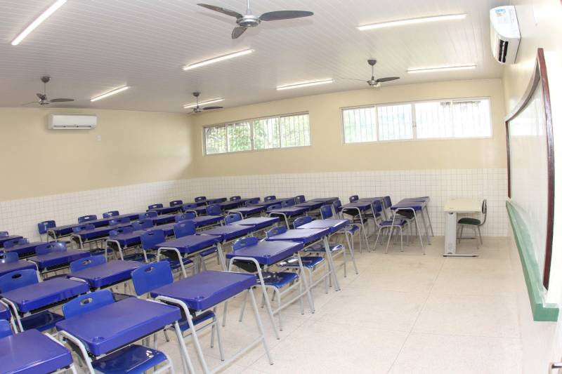 Um painel, no pátio da Escola Estadual de Ensino Médio Ruth Guimarães Ferreira, no distrito de Murinim, em Benevides, mostra 16 alunos da unidade aprovados nos últimos vestibulares. Desses, 12 irão estudar na Universidade Federal do Pará (UFPA). São os primeiros resultados de um processo que começou há nove meses, quando a escola entrou em reforma e ampliação. A nova “Ruth Guimarães Ferreira” foi entregue oficialmente nesta segunda-feira, 26, pelo governador Simão Jatene. Reformada e ampliada, a escola tem agora seis salas de aula; quatro laboratórios (multiuso, multidisciplinar, informática e de leitura); cozinha; refeitório e dispensa; quadra poliesportiva, vestiários feminino e masculino; área de convivência; sala para Atendimento Educacional Especializado (AEE) e acessos para pessoas com deficiência. Espaços de sobra para seus 892 alunos, distribuídos em três turnos do Ensino Médio. A obra custou R$ 2,446 milhões.
FOTO: CRISTINO MARTINS / AG. PARÁ
DATA: 26.03.2018
BENEVIDES - PARÁ <div class='credito_fotos'>Foto: Cristino Martins/Ag. Pará | <a href='/midias/2018/originais/57245be9-2ea5-4273-affb-253842d0b8a2.jpg' download><i class='fa-solid fa-download'></i> Download</a></div>