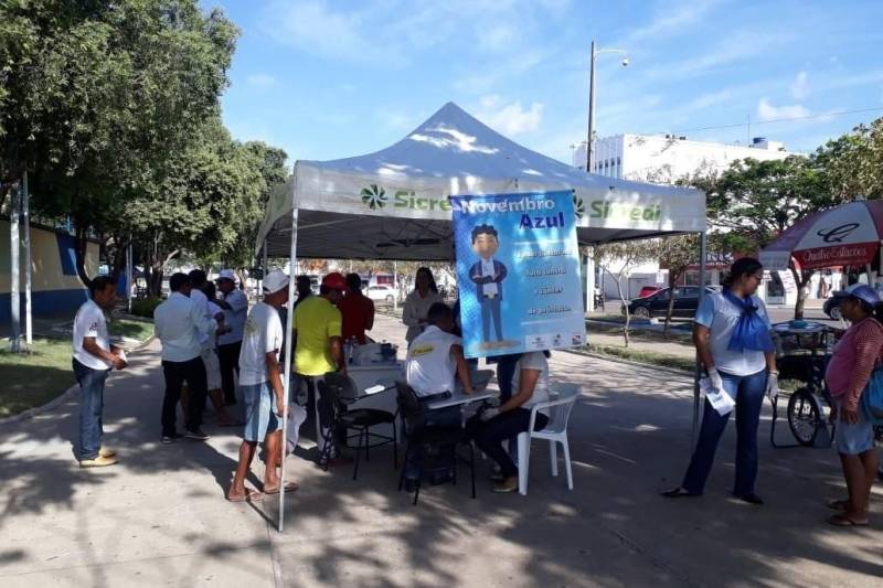 Palestras para o público interno e externo, e oferta de serviços de saúde à comunidade com distribuição de material educativo sobre prevenção, diagnóstico precoce e tratamento do câncer de próstata são algumas ações da programação elaborada pela equipe do Hospital Regional Público do Leste (HRPL), localizado em Paragominas, no sudeste paraense, durante a Campanha Novembro Azul. Na foto, HRPL leva saúde à praça.

FOTO: ASCOM HRPL
DATA: 18.11.2018
PARAGOMINAS - PARÁ  <div class='credito_fotos'>Foto: ASCOM HRPL   |   <a href='/midias/2018/originais/5724f1c3-5c57-4e3e-8edc-bdc166d0718b.jpg' download><i class='fa-solid fa-download'></i> Download</a></div>