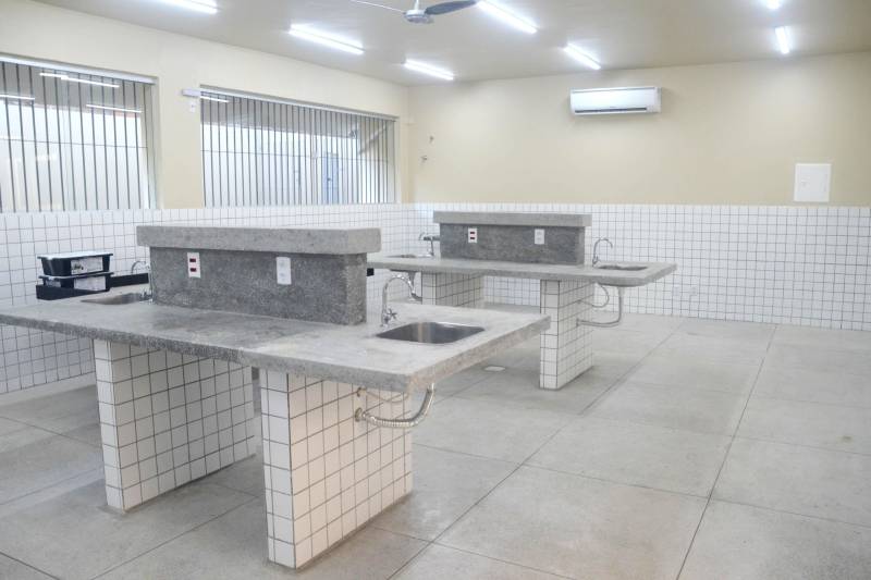 O Distrito de Icoaraci, em Belém, ganhou mais uma escola. Nesta sexta-feira (15), a Secretaria de Estado de Educação (Seduc) inaugurou a obra da Escola Estadual de Ensino Fundamental e Médio Professor Jorge Lopes Raposo (foto). Construída integralmente, a unidade faz parte de um pacote de mais de 100 projetos de novas escolas, reformas e ampliações que a Seduc está executando em 53 municípios. A obra concluída foi recebida como fator motivacional de novo posicionamento da escola no Índice de Desenvolvimento da Educação Básica (Ideb). A inauguração reuniu a comunidade escolar e se transformou numa festa que congregou alunos, professores, dirigentes e os gestores da Seduc, liderados pela secretária Ana Claudia Serruya Hage.
FOTO: ELISEU DIAS / ASCOM SEDUC
DATA: 15.06.2018
BELÉM - PARÁ <div class='credito_fotos'>Foto: Eliseu Dias / Ascom Seduc | <a href='/midias/2018/originais/57308e0b-6a86-4515-bf13-d3a8db65d230.jpg' download><i class='fa-solid fa-download'></i> Download</a></div>
