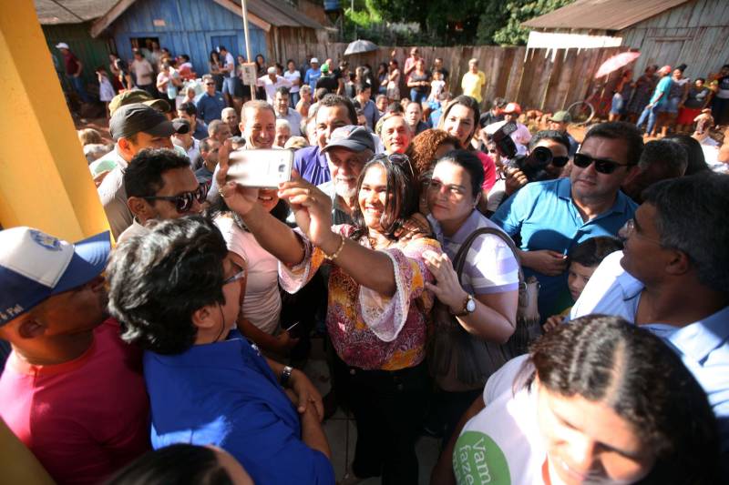 Também foram entregues nesta segunda (25) obras no distrito de Serra Pelada, em Curionópolis, sudeste do Estado. Uma das inaugurações foi a da Escola Estadual de Ensino Médio Joaquina Diamantina. A unidade de ensino teve investimento de R$ 220 mil em serviços nas redes elétrica e hidráulica, além de pintura, melhoria do forro e cobertura, assim como parte do piso, muro e calçada. Fundada em 1989, a escola foi praticamente reconstruída para atender com qualidade os 232 estudantes, nos turnos da tarde e à noite. São três salas de aula; bloco administrativo (sala da direção, sala dos professores e secretaria); uma copa cozinha, uma dispensa para armazenamento de alimentos da merenda escolar e banheiros masculino, feminino e de pessoa com deficiência (PCD). Em Curionópolis, o governador também entregou a pavimentação asfáltica de quatro quilômetros de vias urbanas, uma parceria com a Prefeitura de Curionópolis, dentro do Programa Asfalto na Cidade. Para esta obra, foram destinados R$ 1,7 milhão, que incluem serviços em terra, sub-base e base, pavimentação em CBUQ (Concreto Betuminoso Usinado a Quente) de três centímetros de espessura, meio-fio de concreto com lâmina d’água e sinalização horizontal. Curionópolis é um dos 99 municípios paraenses que assinaram com o governo o Termo de Asfalto, sendo que 33 já iniciaram as obras. Somados, os termos garantirão 529,6 km de pavimentação de vias urbanas – um investimento total de quase R$ 255 milhões do Tesouro Estadual.
FOTO: THIAGO GOMES / AG. PARÁ
DATA: 25.06.2018
CURIONÓPOLIS - PARÁ <div class='credito_fotos'>Foto: Thiago Gomes /Ag. Pará | <a href='/midias/2018/originais/573127c0-c45f-4ef8-83c7-dea46f13737f.jpg' download><i class='fa-solid fa-download'></i> Download</a></div>