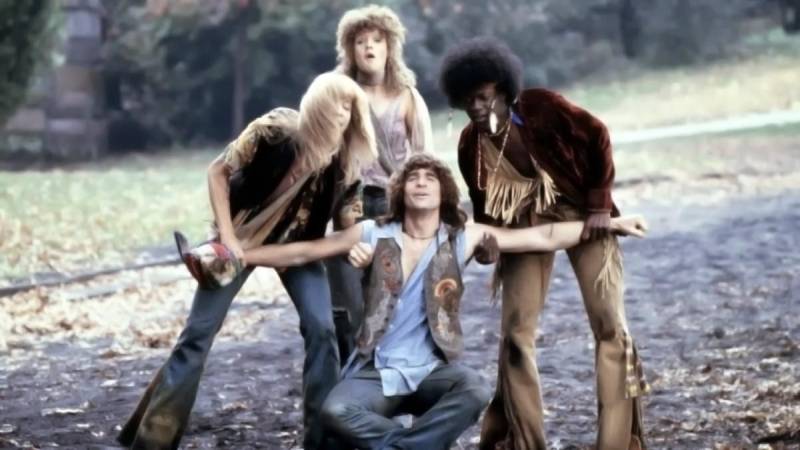 O Cine Líbero Luxardo exibe nesta terça-feira (8), às 18 h, “Hair” (foto), outra obra de Milos Forman, na Sessão Especial, promovida pela Fundação Cultural do Pará (FCP). Depois de “Um Estranho no Ninho”, a próxima obra de Forman na programação é o musical adaptado da Broadway sobre um jovem norte-americano convocado para a Guerra do Vietnã, que encontra um grupo de hippies adeptos do pacifismo, e vê suas convicções tomarem outro rumo. Recém-chegado de Oklahoma, Claude Bukowski (John Savage) chega à cidade de Nova Iorque, onde pretende se alistar para a guerra. Ali conhece um grupo de hippies no Central Park e se apaixona por Sheila (Beverly D'Angelo). Claude fica amigo de Berger, o líder pacifista dos hippies, interpretado por Treat Williams, que o convida para ir à festa de Sheila e declarar seu amor pela jovem.
FOTO: DIVULGAÇÃO
DATA: 07.05.2018
BELÉM - PARÁ <div class='credito_fotos'>Foto: Divulgação | <a href='/midias/2018/originais/5734c615-36de-4204-954f-e66ef30f50aa.jpg' download><i class='fa-solid fa-download'></i> Download</a></div>