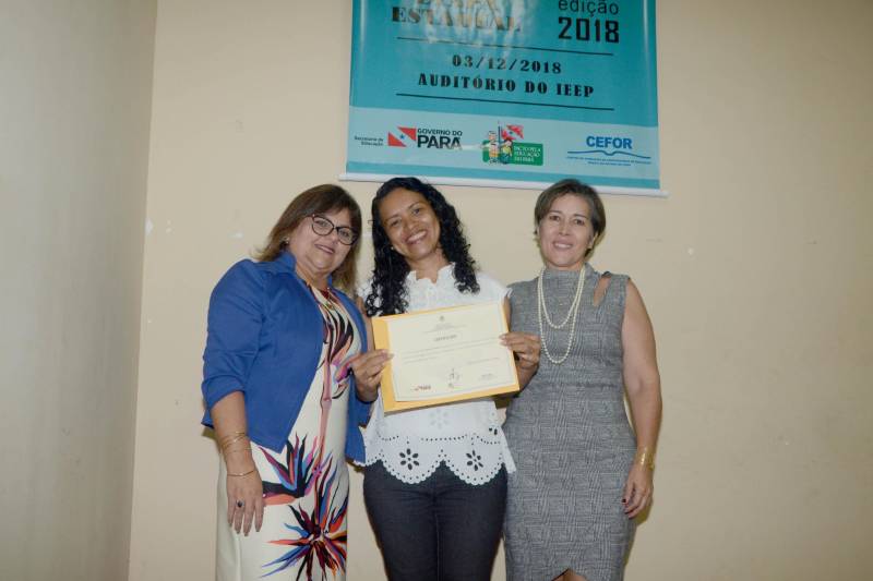 Em 2015, a Secretaria de Estado de Educação (Seduc) criou o Centro de Formação dos Profissionais da Educação Básica do Estado do Pará (CEFOR), com a perspetiva de apropriação das metodologias formativas e de transferência de tecnologia. Nesta segunda-feira (3), o Centro comemorou (foto) os quatro anos de criação durante cerimônia realizada no Instituto de Educação Estadual do Pará (IEEP), prédio histórico que abriga o CEFOR. Participaram da ocasião professores, formadores, a secretária de Educação do Estado, Ana Cláudia Serruya Hage e o secretário Adjunto de Ensino, José Roberto da Silva.

 FOTO: RAI PONTES / ASCOM SEDUC
DATA: 04.12.2018
BELÉM - PARÁ <div class='credito_fotos'>Foto: Rai Pontes/Ascom Seduc   |   <a href='/midias/2018/originais/573b054d-301e-4b1a-927a-4eb705b6708a.jpg' download><i class='fa-solid fa-download'></i> Download</a></div>