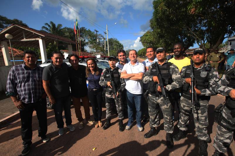 Os batalhões de Policiamento da PM de Barcarena (foto) e Abaetetuba, no Baixo Tocantins, receberam na tarde desta quinta-feira (21), 14 viaturas e 20 motocicletas para o reforço da segurança pública nas cidades. Os dois municípios pertencem ao Comando de Policiamento Regional IX, que realiza o policiamento em 10 municípios da região. O CPR IX também está formando 134 novos policias que deverão ser integrados ao policiamento no mês de julho. Participaram da entrega o comandante geral da PM, coronel Hilton Benigno, o presidente da Assembleia Legislativa do Pará (Alepa), deputado estadual Márcio Miranda e os deputados Ana Cunha e Celso Sabino. O coronel Hilton Benigno comentou que toda a frota de veículos da PM foi renovada. “A renovação traz melhores condições de trabalho ao policial”, afirmou.
FOTO: THIAGO GOMES / AG. PARÁ
DATA: 21.06.2018
BARCARENA - PARÁ <div class='credito_fotos'>Foto: Thiago Gomes /Ag. Pará | <a href='/midias/2018/originais/57415790-12bf-41e5-a16f-f444af57483b.jpg' download><i class='fa-solid fa-download'></i> Download</a></div>