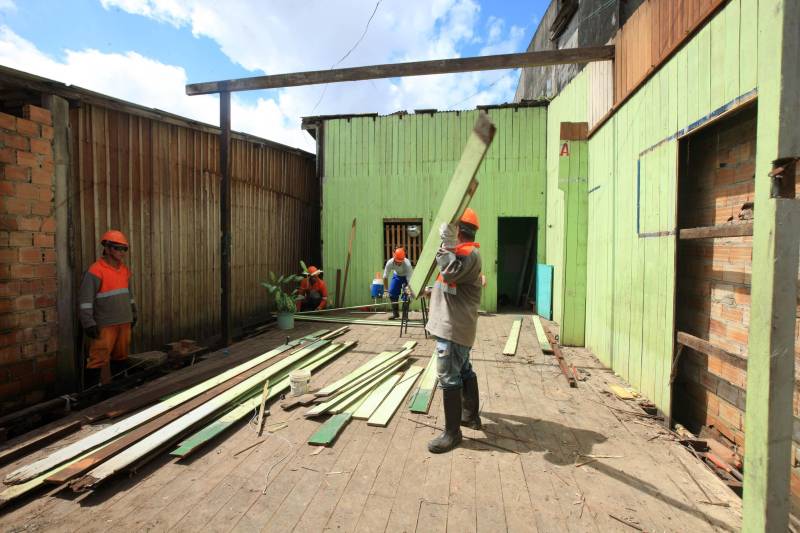 Mais de 130 benfeitorias que foram construídas de maneira irregular sobre o canal do Tucunduba foram retiradas para dar início às obras da segunda etapa do projeto de saneamento integrado da bacia do Tucunduba, que vai beneficiar 250 mil moradores dos bairros de Canudos, Guamá, Terra Firme e Marco.
FOTO: RODOLFO OLIVEIRA / AG. PARÁ
DATA: 16.05.2018
BELÉM - PARÁ <div class='credito_fotos'>Foto: Rodolfo Oliveira/Ag. Pará | <a href='/midias/2018/originais/574a4c82-93c1-4cdd-8aeb-56b40d011fbc.jpg' download><i class='fa-solid fa-download'></i> Download</a></div>