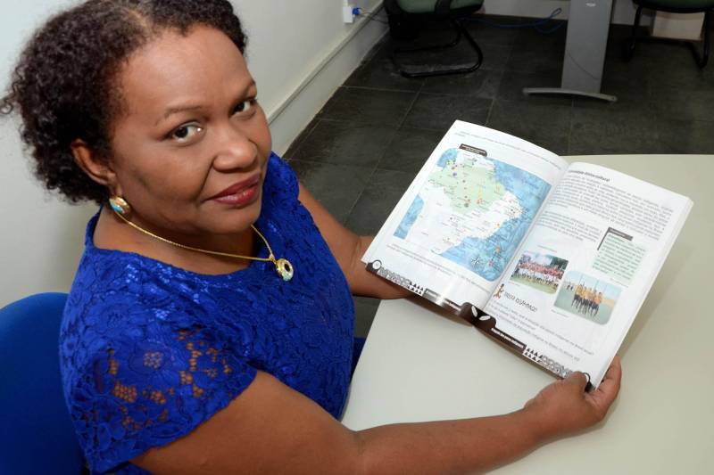 Entre os vários livros didáticos que são distribuídos nas escolas estaduais de Belém, está o “Povos Indígenas e Afro-brasileiros: Um Estudo da Diversidade no Brasil”. De autoria de Creusa dos Santos (foto), Paulo Sérgio Braga e Rildo Ferreira da Costa, o livro é classificado como uma obra transversal, adotado no ensino das disciplinas de Língua Portuguesa, Literatura, História, Geografia e Arte, desde o sexto ano do nível fundamental até o terceiro ano do ensino médio.
FOTO: FERNANDO NOBRE / ASCOM SEDUC
DATA: 02.03.2018
BELÉM - PARÁ <div class='credito_fotos'>Foto: FERNANDO NOBRE/ASCOM SEDUC | <a href='/midias/2018/originais/575c405c-ee2b-4f11-b6ed-6bdea46d264f.jpg' download><i class='fa-solid fa-download'></i> Download</a></div>
