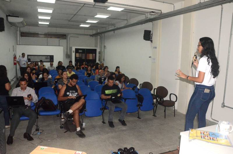 O celular, até então, grande vilão durante as aulas das escolas convencionais, promete ser um grande aliado da educação a partir da capacitação do Sedutec – programa que a Secretaria de Educação do Pará (Seduc), implanta na rede pública de ensino para disseminar o uso das ferramentas do Google para Educação, no âmbito das escolas e da gestão.

FOTO: ELISEU DIAS / ASCOM SEDUC
DATA: 25.05.2018
BELÉM - PARÁ <div class='credito_fotos'>Foto: Eliseu Dias / Ascom Seduc   |   <a href='/midias/2018/originais/575f8263-1c5b-413f-ad7a-720dd2ce0c33.jpg' download><i class='fa-solid fa-download'></i> Download</a></div>