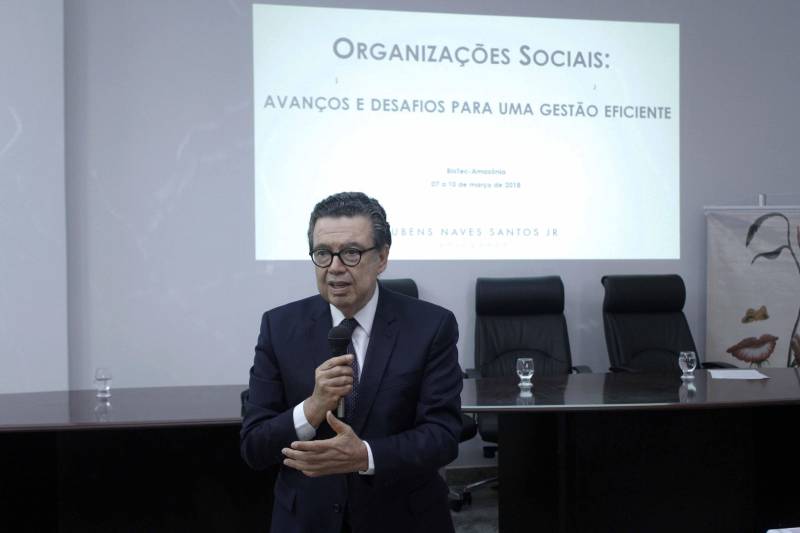 “Organizações Sociais – Avanços e desafios para uma gestão eficiente”. Esse foi o tema da palestra com o advogado, professor e escritor Rubens Naves (foto), um dos maiores especialistas do assunto no país, que esteve em Belém, na quinta-feira (8), durante programação realizada na Procuradoria-Geral do Estado (PGE/PA). O evento foi realizado pelo Governo do Estado, PGE/PA, Secretaria de Estado de Ciência, Tecnologia e Educação Profissional e Tecnológica (Sectet), BioTec-Amazônia (Organização Social) e Ministério Público do Estado do Pará (MPPA).
FOTO: ASCOM / PGE
DATA: 09.03.2018
BELÉM - PARÁ <div class='credito_fotos'>Foto: ASCOM PGE | <a href='/midias/2018/originais/575f832c-bbca-4243-bb7a-4b09ca522ec9.jpg' download><i class='fa-solid fa-download'></i> Download</a></div>