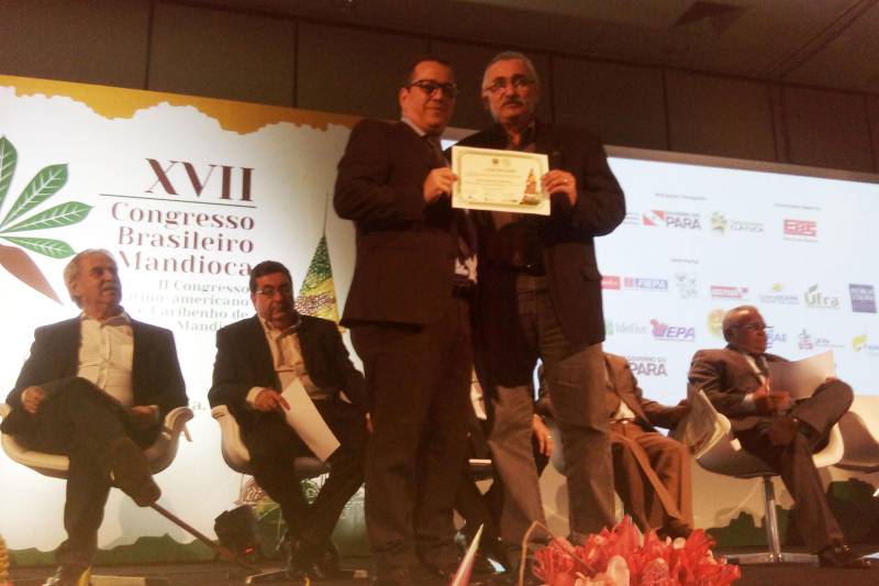 Durante a solenidade de abertura do XVII Congresso Brasileiro de Mandioca e do II Congresso Latino Americano e Caribenho da Mandioca, na noite de ontem (12), no Centro de Convenções e Feiras da Amazônia (Hangar), em Belém, técnicos da Empresa de Assistência Técnica e produtores rurais de várias regiões do estado foram homenageados. O presidente da Emater, Paulo Amazonas Pedroso foi uma das 40 personalidades contempladas com o reconhecimento por serviços prestados em prol da agricultura no estado. O diretor técnico, Rosival Possidônio, também foi homenageado por dedicada atuação à cultura da mandioca. O indígena Gregório Waro Mundurucu, assistido pela Emater, em Jacareacanga, na região do Baixo Amazonas foi agraciado como representante indígena pelo legado à cultura da mandioca, e o agricultor familiar, José Davi Pereira Junior, também assistido pela Emater, em Bragança, na Região do Salgado, foi contemplado como representante dos agricultores familiares.
FOTO: ASCOM / EMATER
DATA: 13.03.2018
BELÉM - PARÁ <div class='credito_fotos'>Foto: ASCOM EMATER | <a href='/midias/2018/originais/5766e8a5-46fd-4e97-948f-e547bea3bb05.jpg' download><i class='fa-solid fa-download'></i> Download</a></div>