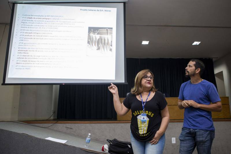 Reunião do Grupo de trabalho (GT) de educação, projeto Kuarika Naruki, para capacitação e acolhimento de povos Warao no Estado. O encontro foi realizado na tarde desta segunda-feira, 11, no auditório da Ueafto, CCBS/UEPA, em Belém.

Na foto, prof. Núlcia Odalea costa azevedo, coordenadora estadual do EJA/ Seduc.

FOTO: NAILANA THIELY / ASCOM UEPA
DATA: 11.06.2018
BELÉM - PARÁ <div class='credito_fotos'>Foto: Nailana Thiely / Ascom Uepa   |   <a href='/midias/2018/originais/576c471b-e8af-4bf9-95ea-a5126d6b2316.jpg' download><i class='fa-solid fa-download'></i> Download</a></div>