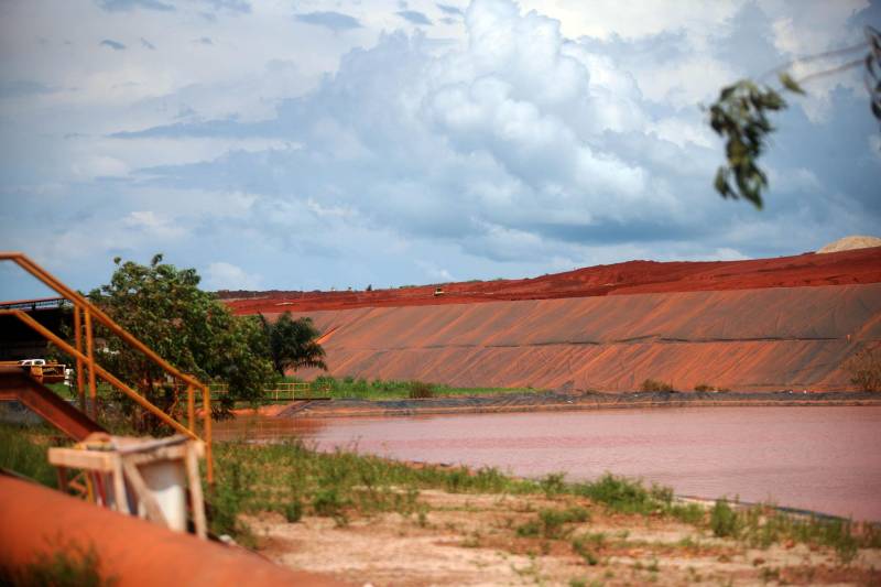 Por conta do não cumprimento do prazo de 48 horas dado pelo Governo do Estado para que a Hydro (foto) reduzisse os níveis das bacias de resíduos ao nível de pelo menos um metro, a Secretaria de Meio Ambiente e Sustentabilidade (Semas) notifica a empresa, na manhã desta terça-feira (27), com a determinação de que reduza a produção da refinaria em 50%. A Semas também triplicará a multa definida anteriormente, cumprindo a legislação ambiental em vigor, chegando a cerca de R$ 1 milhão por dia de descumprimento (300 mil Unidades de Padrão Fiscal). A empresa informou formalmente que reduziu os índices, mas não integralmente no total determinado de um metro. A determinação de redução emitida pela Semas reforça ainda que devem ser mantidos e ampliados os esforços para tratamento dos efluentes e de redução dos níveis das bacias. As equipes da Semas permanecem em campo 24 horas, trabalhando em conjunto com a Defesa Civil e outros órgãos, monitorando a situação.
FOTO: IGOR BRANDÃO / AG. PARÁ
DATA: 24.02.2018
BARCARENA - PARÁ <div class='credito_fotos'>Foto: IGOR BRANDÃO / AG. PARÁ | <a href='/midias/2018/originais/57765772-361c-4bb3-8b3d-084498e0b8e5.jpg' download><i class='fa-solid fa-download'></i> Download</a></div>