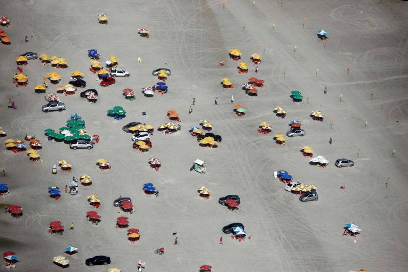 Para oferecer mais segurança e funcionar como uma pequena delegacia na praia em Salinópolis e Mosqueiro, a Secretaria de Estado de Segurança Pública e Defesa Social (Segup) inaugurou neste sábado (30) três Centros de Comando Integrado. Os centros em Salinas estão localizados na Orla do Maçarico e na praia do Atalaia (foto) e, de acordo com o Cel André Cunha, secretário adjunto de Gestão Operacional, servirão para proporcionar uma temporada mais segura para quem for até um dos pontos mais frequentados por veranistas durante o mês de julho. Durante todo o sábado, agentes do Corpo de Bombeiros, Defesa Civil, Departamento de Trânsito do Estado (Detran), polícias Civil e Militar, sob a coordenação da Segup, receberam treinamentos para atuar nos centros de comando, que funcionarão 24h, servindo como uma mini-delegacia na praia.
FOTO: MARCELO LELIS / AG. PARÁ
DATA: 30.06.2018
ATALAIA - PARÁ <div class='credito_fotos'>Foto: Marcelo Lelis / Ag. Pará | <a href='/midias/2018/originais/5780677c-97b6-42a9-abc9-9746f66a369f.jpg' download><i class='fa-solid fa-download'></i> Download</a></div>