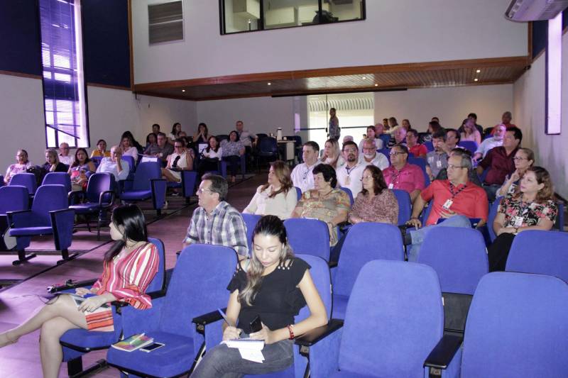 A Companhia de Saneamento do Pará (Cosanpa) realizou, na manhã desta quarta-feira (28), no auditório Inácio Gabriel, na sede da empresa, uma reunião de planejamento estratégico. Entre outras discussões, foi tratada a metodologia de trabalho e o cronograma de metas a serem alcançadas para o ano de 2018.
FOTO: ANDREA CUNHA / ASCOM COSANPA
DATA: 28.02.2018
BELÉM - PARÁ <div class='credito_fotos'>Foto: ANDREA CUNHA/ASCOM COSANPA | <a href='/midias/2018/originais/5780dca5-f12c-40c7-b29a-8858ad6ca3d4.jpg' download><i class='fa-solid fa-download'></i> Download</a></div>