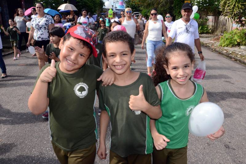 A Escola Estadual de Ensino Fundamental Doutor Carlos Guimarães, no bairro da Marambaia, em Belém, comemorou 47 anos de fundação, nesta quarta-feira (28), com uma programação festiva que reuniu escola e comunidade. Logo cedo, familiares acompanharam a caminhada de alunos e professores pelas ruas do entorno da escola. O tema escolhido para as comemorações foi “Paz e Amor ao Próximo”. A programação contou com a apresentação da Banda da Polícia Militar (PM), animando a criançada com músicas com temáticas infantis.
FOTO: ELISEU DIAS / ASCOM SEDUC
DATA: 28.03.2018
BELÉM - PARÁ <div class='credito_fotos'>Foto: Eliseu Dias/Ag. Pará | <a href='/midias/2018/originais/5788490d-6e52-4e0a-85ad-f65facad90ca.jpg' download><i class='fa-solid fa-download'></i> Download</a></div>