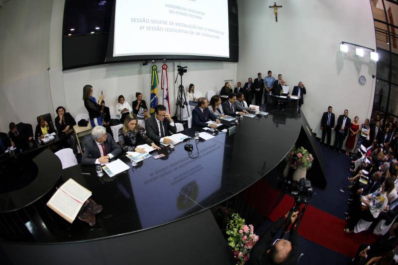 O governador Simão Jatene entregou, na manhã desta terça-feira (6), a "Mensagem Governamental do Pará à Assembleia Legislativa 2018", em sessão especial que abriu os trabalhos da Casa no exercício 2018. A leitura do documento destacou os principais resultados alcançados pelo governo no ano anterior e fez prognósticos de obras e serviços previstos para este ano.
FOTO: ANTONIO SILVA / AG. PARÁ
DATA: 06.02.2018
BELÉM - PARÁ <div class='credito_fotos'>Foto: Antônio Silva/Ag. Pará | <a href='/midias/2018/originais/578c2523-bfa0-4fd1-9650-944e52be7737.jpg' download><i class='fa-solid fa-download'></i> Download</a></div>