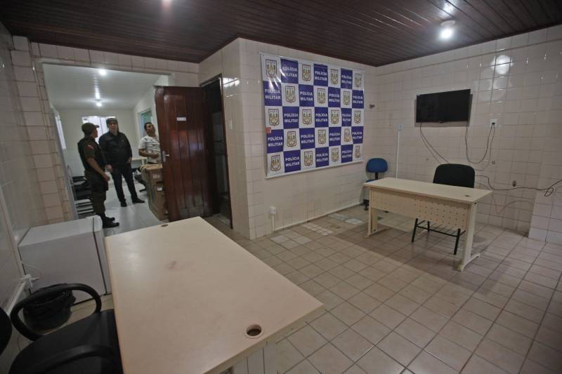 Leia Braúna mora há dois anos e meio no bairro da Cidade Velha e vê com alegria a instalação de uma sede da Polícia Militar na Rua Dr. Assis, bem pertinho de sua casa. O novo prédio da 1ª Companhia do 2º Batalhão da PM foi inaugurado na tarde desta quinta-feira, 5, e agora além de estar mais acessível aos moradores dos bairros da Campina, Reduto e Cidade Velha, oferece melhores condições de trabalho aos militares. O local foi cedido pela Arquidiocese de Belém em fevereiro deste ano de forma gratuita e por tempo indeterminado. Antes disso, a sub-unidade funcionava no 3º andar da seccional do Comércio. O Major Luiz Octávio, comandante do 2º Batalhão, informa que a Companhia atua com 165 policiais militares, que atendem cerca de 24 mil moradores da área. “A proximidade da Polícia Militar com a comunidade é um ponto primordial da instalação da 1ª Companhia, além de ser estratégico, porque se coloca em uma posição de atendimento rápido tanto ao Reduto, quanto para Campina e a própria Cidade Velha”, afirmou o oficial.
FOTO: CARLOS SODRÉ / AG. PARÁ
DATA: 05.04.2018
BELÉM - PARÁ <div class='credito_fotos'>Foto: Carlos Sodré/Agência Pará | <a href='/midias/2018/originais/5796954a-db0a-453d-bb92-105dca5503f1.jpg' download><i class='fa-solid fa-download'></i> Download</a></div>