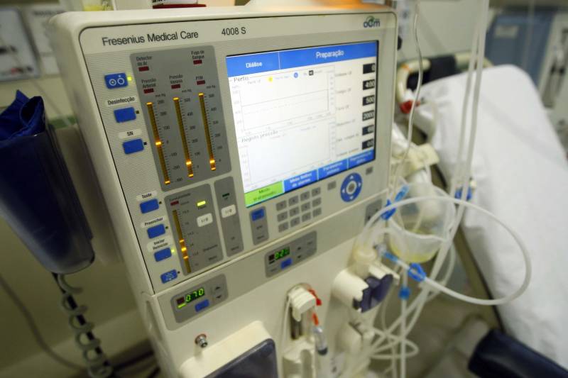 O Hospital Regional do Baixo Amazonas, em Santarém, vai se tornar o maior centro integrado de nefrologia do Norte do Brasil. Com a expansão do serviço de hemodiálise, autorizada pelo governador Simão Jatene neste sábado (10), a unidade, que já é referência nesse atendimento em todo o oeste do Pará, vai praticamente triplicar o número de máquinas e zerar a fila de pacientes na região. O investimento chega a R$ 10 milhões, em obras e equipamentos, e segue a política do governo do Estado de descentralizar a assistência de média e alta complexidade para o interior. “Vamos passar dos 200 pacientes que hoje atendemos mensalmente para 420, dobrando a capacidade de atendimento especializado. Serão cerca de 2,5 mil sessões a mais de hemodiálise por mês. Além disso, começaremos a fazer captação de rins de doadores falecidos, um novo serviço que se acopla aos transplantes que já fazemos no hospital. A ampliação, portanto, é a solução definitiva para o atendimento dessa demanda”, explicou o diretor geral do Hospital Regional de Santarém, Hebert Moreschi. Esta semana, informou, a unidade fez o 16º transplante de rim. Ao chegar ao hospital para assinar a ordem de serviço que autoriza o início das obras, Jatene viu o projeto de expansão e visitou o centro de hemodiálise, onde conheceu mais sobre o serviço e conversou com pacientes. “O ideal, é claro, seria que pudéssemos evitar, ainda na atenção básica, que pacientes diabéticos, por exemplo, se tornassem renais crônicos, mas como isso ainda não ocorre, existe esse serviço aqui para amenizar o sofrimento de quem precisa de uma máquina de hemodiálise para sobreviver”, afirmou o governador.
FOTO: THIAGO GOMES / AG PARÁ
10.03.2018
SANTARÉM - PARÁ <div class='credito_fotos'>Foto: Thiago Gomes /Ag. Pará | <a href='/midias/2018/originais/57a6587e-96ca-47fe-b912-a0bb99ee5078.jpg' download><i class='fa-solid fa-download'></i> Download</a></div>