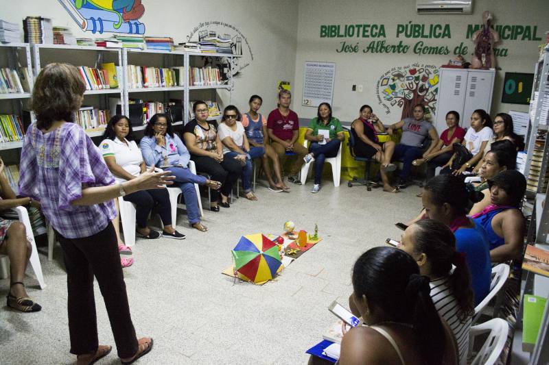 A Fundação Cultural do Pará (FCP), por meio da Diretoria de Leitura e Informação, promoverá nos dias 4 e 5 (segunda e terça-feira), o I Encontro Pan-Amazônico de Bibliotecas Públicas, na XXII Feira Pan-Amazônica do Livro - realizada de 2 a 10 de junho, no Hangar – Centro de Convenções e Feiras da Amazônia, em Belém. O objetivo é compartilhar informações, conhecimentos e boas práticas em bibliotecas públicas (foto), para valorizar o papel dos profissionais que atuam como mediadores do acesso à informação e na formação cultural em espaços públicos, além de dinamizar o papel da biblioteca.
FOTO: ASCOM / FCP
DATA: 02.06.2018
BELÉM - PARÁ <div class='credito_fotos'>Foto: ASCOM FCP | <a href='/midias/2018/originais/57abc072-e487-443a-bc60-35aea515a272.jpg' download><i class='fa-solid fa-download'></i> Download</a></div>