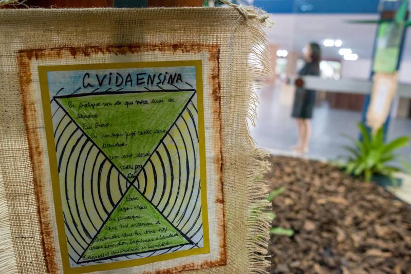 João*, de 17 anos, é natural de Bragança, nordeste do Pará. Há sete meses cumpre medida socioeducativa em uma unidade de internação do Estado após cometer um ato infracional no município onde reside. Mas na manhã desta terça-feira (5), em Belém, pôde vivenciar uma experiência inédita: participou de um espetáculo de teatro (foto) diante de dezenas de pessoas que se reuniram no Teatro Margarida Schivasappa, ao lado de outros 30 adolescentes e jovens privados de liberdade. Uma iniciativa pioneira no país que busca promover a ressocialização por meio da arte, fruto das atividades e oficinas pedagógicas realizadas dentro de espaços gerenciados pela Fundação de Atendimento Socioeducativo do Pará (Fasepa). “Eu nunca tinha vindo em um teatro e isso ficará marcado em mim”, disse o socioeducando. Tímido, ele revelou a vontade de deixar para trás os erros cometidos e seguir um futuro completamente novo, com os primeiros passos sendo dados hoje. “Isso despertou algo dentro de mim, pensar na minha vida e em sair do mundo das drogas. Quem sabe me tornar um ator?” divagou.

FOTO: FERNANDO SETTE / ASCOM IOE
DATA: 05.06.2018
BELÉM - PARÁ <div class='credito_fotos'>Foto: FERNANDO SETTE CÂMARA / ASCOM IOE   |   <a href='/midias/2018/originais/57b0a1f2-9698-49fe-95bc-9ff8d6a5b759.jpg' download><i class='fa-solid fa-download'></i> Download</a></div>