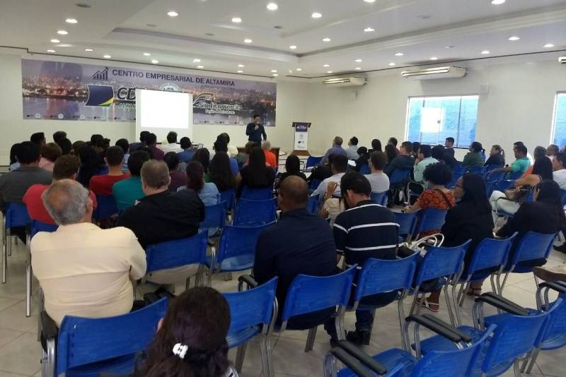Mais de 150 pessoas (foto) participaram de reunião, nesta quinta-feira (1), na Associação Comercial de Altamira, para tratar das novidades da área tributária estadual. O evento, realizado pela Secretaria de Estado da Fazenda (Sefa), contou com a presença de empresários, produtores rurais e representantes da prefeitura. Durante a reunião, o público conheceu um pouco mais sobre alguns serviços disponibilizados no Portal da Sefa na internet, como o novo sistema de emissão da Nota Fiscal Avulsa eletrônica (NFA-e) e o parcelamento dos tributos estaduais, que vai entrar em funcionamento nos próximos dias.
FOTO: ASCOM / SEFA
DATA: 01.03.2018
ALTAMIRA - PARÁ <div class='credito_fotos'>Foto: Ascom Sefa | <a href='/midias/2018/originais/57b2e875-7449-4206-b3ed-a2dc4993e32d.jpg' download><i class='fa-solid fa-download'></i> Download</a></div>