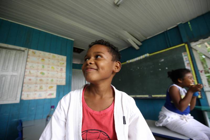 Por outro lado, o aluno da quinta série, Otoniel Silva, 11 anos (foto) de uma escola de ensino fundamentam localizado na Ilha de Urubuoca, nas proximidades de Belém, recebe aulas de jiu-jitsu dos policiais da companhia. A influência é tanta que o aluno já decidiu que quer ser policial “para proteger e ajudar as pessoas”, como comentou
FOTO: MARCELO LELIS / AG. PARÁ
DATA: 27.04.2018
BELÉM - PARÁ <div class='credito_fotos'>Foto: Marcelo Lelis / Ag. Pará | <a href='/midias/2018/originais/57c20908-416e-454d-9b70-d5263f72d1fb.jpg' download><i class='fa-solid fa-download'></i> Download</a></div>