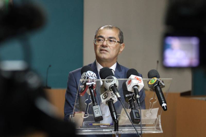 Esforço concentrado, foco definido, inteligência ampliada e força maior, para obter resultados concretos e imediatos. Este é o novo momento da segurança pública no Pará, a partir desta quarta-feira (21), com a apresentação do novo secretário de Estado de Segurança Pública e Defesa Social do Pará, Luiz Fernandes Rocha. Às 16h, logo depois de apresentar o detalhamento de seu plano de ações ao governador Simão Jatene, Luiz Fernandes fala à imprensa em entrevista coletiva à Imprensa, no auditório do Palácio do Governo. O plano de ações é dividido em tópicos, com 10 eixos de enfrentamento do crime, cada um deles com coordenação própria, sem prejuízo do trabalho integrado. Dentre esses eixos, será intensificado o combate a toda modalidade de roubos, assaltos, homicídios, violência contra a mulher e tráfico de drogas, ocorrências que mais incomodam a população.
FOTO: CRISTINO MARTINS / AG. PARÁ
DATA: 21.02.2018
BELÉM - PARÁ <div class='credito_fotos'>Foto: Cristino Martins/Ag. Pará | <a href='/midias/2018/originais/57c811c0-1034-4564-b77c-14142eb93c8f.jpg' download><i class='fa-solid fa-download'></i> Download</a></div>