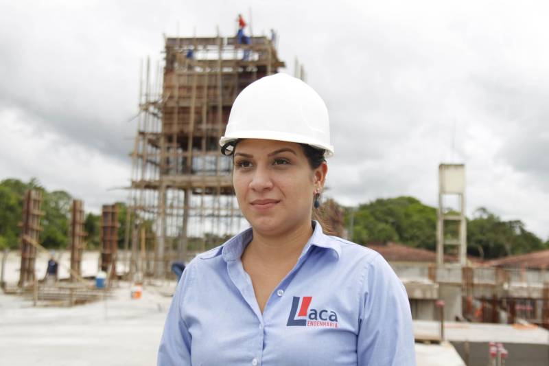 A obra de construção do novo Centro de Recuperação de Abaetetuba já está com cerca de 40% dos serviços concluídos. O espaço físico construído compreende 2.678,96 metros quadrados e o investimento é de R$ 10.625.194,43, dos quais R$ 7.182.694,43 oriundos do orçamento estadual e R$ 3.442.500 federais, por meio do Departamento Nacional Penitenciário (Depen). O novo prédio terá capacidade para custodiar 306 pessoas do sexo masculino. Iniciada em maio de 2017, a obra tem previsão de entrega para novembro deste ano. "Estão sendo construídas 40 celas coletivas e oito individuais, divididas em dois blocos, com solário e espaço de vivência cada um, onde devem ocorrer as visitas familiares. O prédio contará ainda com salas de educação e saúde, laboratório de informática, biblioteca, celas para visita íntima, parlatório, alojamento para a guarda e sala de distribuição de alimentos", explica Brenda Evanovitch (foto), da Laca Engenharia, empresa contratada para execução da obra.
FOTO: AKIRA ONUMA / ASCOM SUSIPE
DATA: 27.03.2018
ABAETETUBA - PARÁ
<div class='credito_fotos'>Foto: Akira Onuma / Ascom Susipe | <a href='/midias/2018/originais/57d15975-5bc1-409f-b75a-5522defd4266.jpg' download><i class='fa-solid fa-download'></i> Download</a></div>