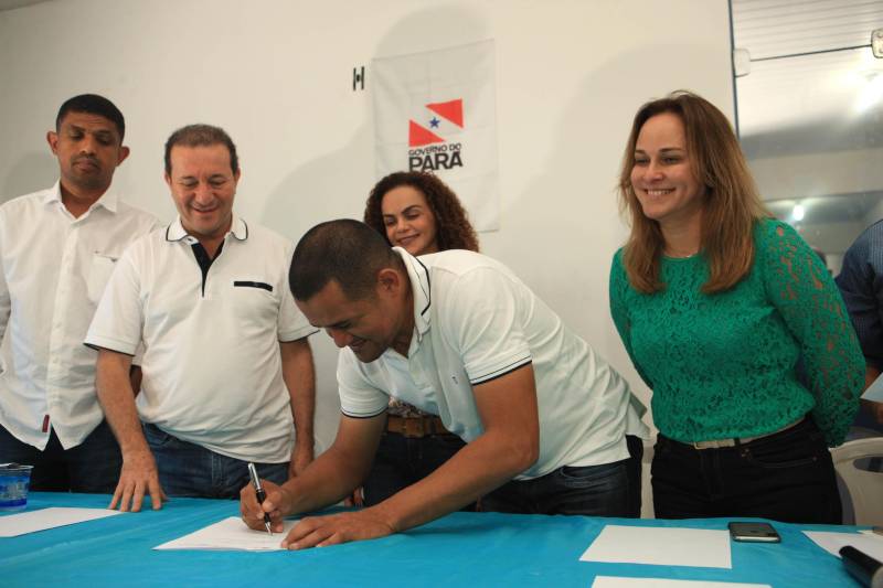 A agenda começou no município de Curuçá, com a assinatura da Ordem de Serviço de pavimentação de 6 km de vias urbanas através do Programa Asfalto na Cidade, um investimento de mais de R$2 milhões que vão beneficiar moradores como os do Bairro Alto. Na cerimônia, que aconteceu na sede da Prefeitura de Curuçá, o prefeito Jefferson Ferreira de Miranda, conhecido como “Tarrafa” (foto), destacou as obras do Governo em seu município.

FOTO: RODOLFO OLIVEIRA / AG. PARÁ
DATA: 14.06.2018
CURUÇÁ - PARÁ <div class='credito_fotos'>Foto: Rodolfo Oliveira/Ag. Pará   |   <a href='/midias/2018/originais/57d63c22-fa37-4d91-b0eb-5bfcee5266ca.jpg' download><i class='fa-solid fa-download'></i> Download</a></div>