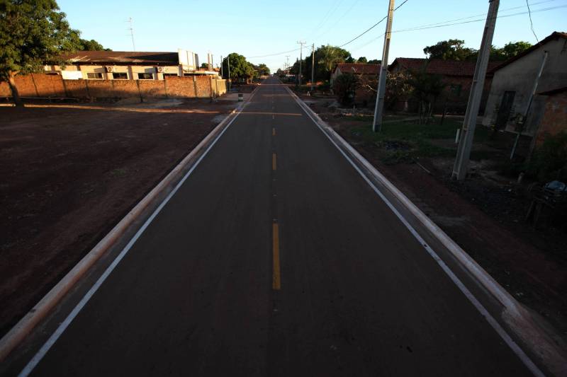 O governador Simão Jatene desembarca nesta segunda-feira (25) no município de Floresta do Araguaia (foto), para entrega de pavimentação asfáltica na rua XV de Novembro. Na sequência, fará pronunciamento na Câmara de Vereadores. A programação terá continuidade, à tarde, no Distrito de Serra Pelada, em Curionópolis, onde será inaugurada a Escola Estadual de Ensino Médio Joaquina Diamantina.
FOTO: ANTONIO SILVA / AG. PARÁ
DATA: 25.06.2018
FLORESTA DO ARAGUAIA - PARÁ <div class='credito_fotos'>Foto: Antônio Silva/Ag. Pará | <a href='/midias/2018/originais/57e37f16-f6d1-4c67-a3bb-13ede2e5fcf1.jpg' download><i class='fa-solid fa-download'></i> Download</a></div>