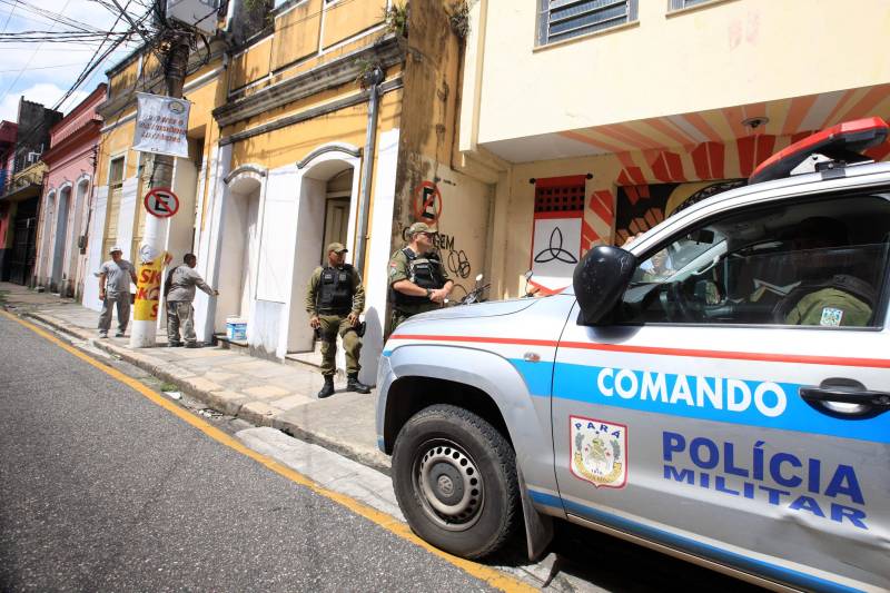 Mais do que um policial, um amigo. É assim que cerca de 1.700 moradores de oito bairros de Belém passaram a enxergar o policial militar. A mudança de paradigma acontece três anos depois da criação do projeto “Vizinhança em Alerta”. A iniciativa surgiu a partir de uma demanda apresentada ao 2º Batalhão da Polícia Militar pelos moradores da Cidade Velha, primeiro bairro atendido pelo programa. O prédio fica na rua Dr. Assis, ao lado da Igreja da Sé, e foi cedido por tempo indeterminado. O local está sendo reformado para melhor atender os militares.
FOTO: MÁCIO FERREIRA / AG. PARÁ
DATA: 15.03.2018
BELÉM - PARÁ <div class='credito_fotos'>Foto: MÁCIO FERREIRA/ AG. PARÁ | <a href='/midias/2018/originais/57ebdd7a-97ff-4127-a3e4-7a9c371acd4c.jpg' download><i class='fa-solid fa-download'></i> Download</a></div>
