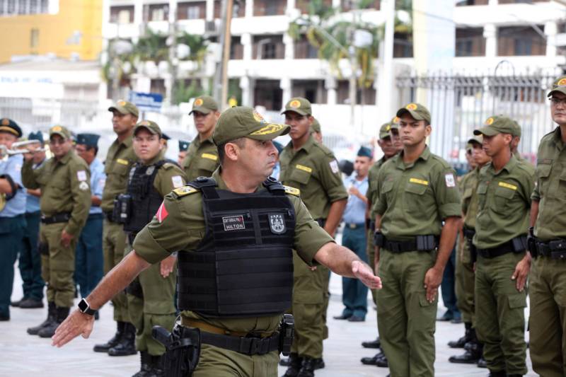 Cerca de 2 mil alunos do curso de formação de praças da Polícia Militar cumprem neste sábado (12) uma etapa importante da preparação: eles saem pela primeira vez às ruas, no estágio supervisionado, para vivenciar situações reais da carreira e, ao mesmo tempo, reforçar o policiamento ostensivo. Em Belém, cerca de 500 homens e mulheres se concentraram na Praça Santuário, em frente à Basílica de Nazaré, e saíram, em seguida, para diversos pontos da capital. A ação faz parte do pacote de medidas de combate à criminalidade e reforço da segurança pública anunciado pelo Governo do Estado. Na foto, o coronel Hilton Benigno, comandante geral da Polícia Militar do Pará, comentou sobre a importância para os novos PMs do início de suas atividades nas ruas.
FOTO: SIDNEY OLIVEIRA / AG. PARÁ
DATA: 12.05.2018
BELÉM - PARÁ <div class='credito_fotos'>Foto: Sidney Oliveira/Ag. Pará | <a href='/midias/2018/originais/57f812a1-46a3-4913-8bf3-2e8305514f9a.jpg' download><i class='fa-solid fa-download'></i> Download</a></div>