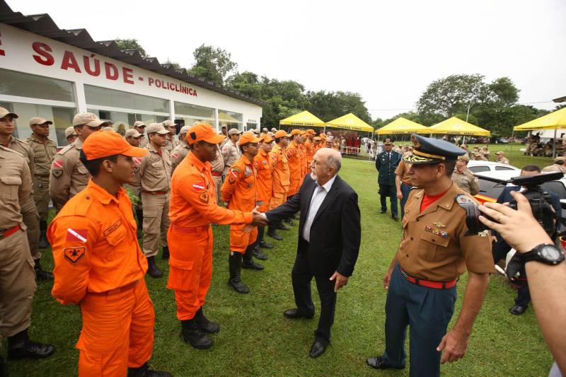 Na mesma cerimônia que entregou as viaturas para serviços de vistoria, o governador Simão Jatene fez uma visita técnica às instalações da nova Policlínica ao Corpo de Bombeiros Militar do Estado. Um prédio no Quartel do Comando Geral da corporação foi reformado e adaptado para receber a Policlínica, que oferta assistência médico-odontológico, psicológico e de primeiros socorros aos bombeiros militares e seus dependentes.
FOTO: IGOR BRANDÃO / AG. PARÁ
DATA: 15.03.2018
BELÉM - PARÁ <div class='credito_fotos'>Foto: IGOR BRANDÃO / AG. PARÁ | <a href='/midias/2018/originais/57fcd31e-30ee-4bc0-aa2c-b7adb702a512.jpg' download><i class='fa-solid fa-download'></i> Download</a></div>