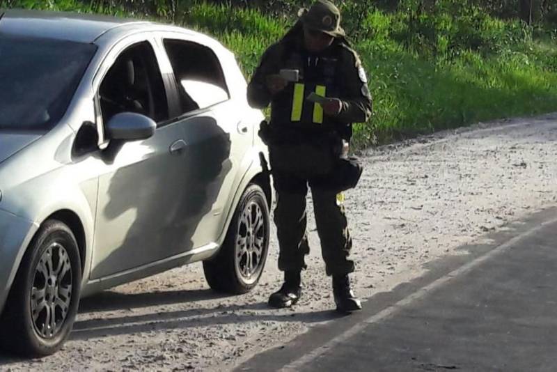 Para garantir maior segurança e tranquilidade no retorno à Região Metropolitana de Belém no feriado prolongado, o governo do Estado adotará uma medida inédita na Rodovia BR-316: a inversão de uma faixa, em sete quilômetros, no sentido de saída da capital, nesta terça-feira (13), das 16 às 22 h, e na quarta-feira (14), das 06 às 14 h. A medida visa permitir a fluidez do tráfego de veículos entre o KM-13, no município de Marituba, próximo ao Instituto de Ensino de Segurança Pública (Iesp), e o KM-06, no município de Ananindeua, no retorno após o posto de serviço da Polícia Rodoviária Federal.
FOTO: ASCOM / NGTM
DATA:13.02.2018
BELÉM - PARÁ <div class='credito_fotos'>Foto: ASCOM NGTM | <a href='/midias/2018/originais/580343c3-fba1-4ef3-b091-b1d52c52e03a.jpg' download><i class='fa-solid fa-download'></i> Download</a></div>