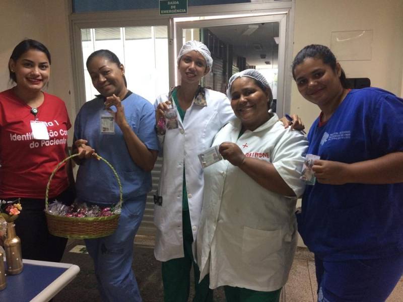 No Hospital Regional do Sudeste do Pará - Dr. Geraldo Veloso (HRSP), em Marabá (PA), desde um simples curativo a uma cirurgia de alta complexidade, o atendimento aos pacientes segue protocolos rigorosos. Essa rotina faz parte da cultura de segurança do paciente, disseminada a todos os profissionais que atuam na unidade (foto), com o objetivo de evitar erros durante a assistência. Para reforçar a importância dessas medidas, neste mês, a unidade realizou a sua II Semana Multiprofissional, cujo tema foi 'Segurança do Paciente: Meta Pai D'égua'. A programação envolveu colaboradores de todos os setores, mesmo aqueles que não atuam diretamente na assistência. Segundo o diretor-geral da unidade, Valdemir Girato, essa integração é fundamental para a qualidade do atendimento. 'Quando se trata de assistência, é preciso que todos falem a mesma língua e estejam unidos em prol do bem-estar do paciente. A atenção a cada detalhe, protocolo e procedimento é essencial para um atendimento qualificado e seguro, e isso independe da função do profissional na unidade. Todos estão ali cumprindo uma mesma missão: cuidar de vidas', afirmou o gestor.
FOTO: ASCOM / HRSP
DATA: 21.05.2018
MARABÁ - PARÁ <div class='credito_fotos'>Foto: ASCOM HRSP | <a href='/midias/2018/originais/58047c53-6145-4e2a-8e1d-3dcffa055a87.jpg' download><i class='fa-solid fa-download'></i> Download</a></div>