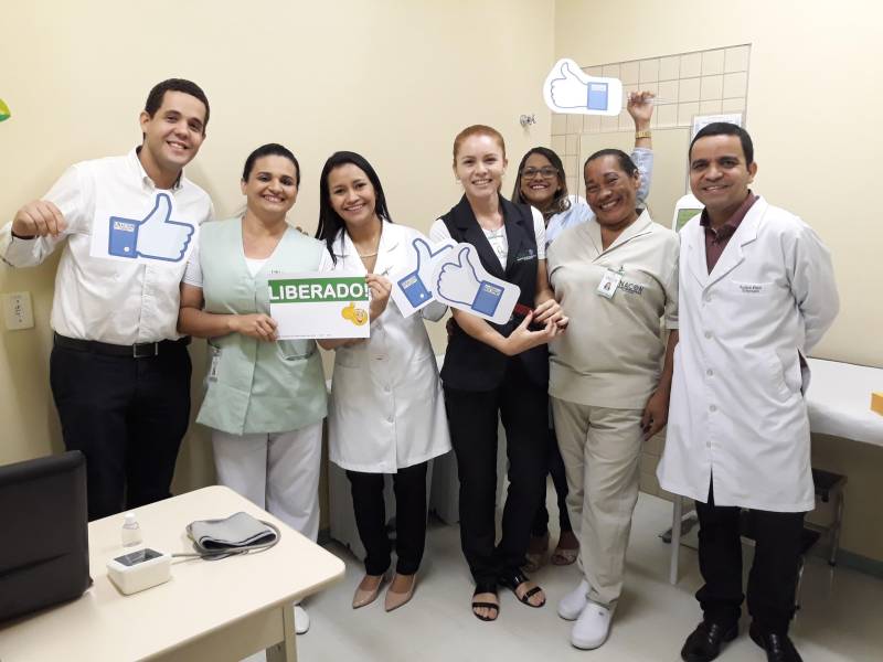 Conscientizar sobre a importância da higienização das mãos na vida pessoal e, sobretudo, no ambiente de trabalho como estratégia indispensável no controle de infecções relacionadas à assistência à saúde. É um dos principais objetivos da “Campanha de Higienização das Mãos” (foto), da Unidade de Alta Complexidade em Oncologia Dr Vítor Moutinho (Unacon), em Tucuruí, em maio. A ação de educação em saúde foi promovida pelo Serviço de Controle de Infecção Hospitalar (SCIH), por meio de blitz, em todos os setores da unidade, inclusive nas áreas de atendimento, envolvendo todos os colaboradores e usuários, em alusão ao Dia Mundial de Higienização das Mães, comemorado dia 5 deste mês.
De acordo com a Agência Nacional de Vigilância Sanitária (Anvisa), o simples ato de lavar as mãos é a medida individual mais simples, econômica e eficaz para prevenir a propagação de doenças, reduzindo a infecção e transmissão de doenças.
FOTO: ASCOM / UNACON
DATA: 20.05.2018
TUCURUÍ - PARÁ <div class='credito_fotos'>Foto: Ascom Unacon | <a href='/midias/2018/originais/5808bf7b-3e53-4dc5-8c1c-17069e60611b.jpg' download><i class='fa-solid fa-download'></i> Download</a></div>