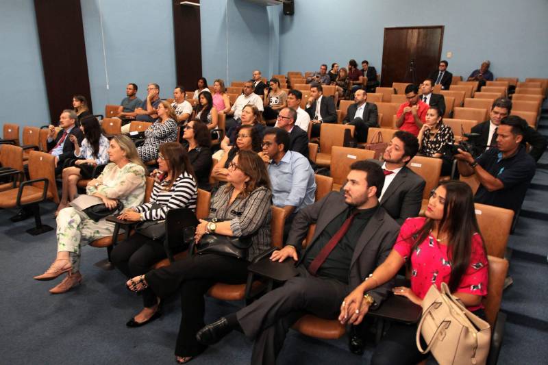 O evento na OAB foi uma parceira com o objetivo de disseminar conteúdos da Educação Fiscal. A Ordem dos Advogados do Brasil faz parte do Conselho Consultivo da Nota Fiscal Cidadã. O workshop sobre Transparência fiscal (foto) abordou os temas “Educação Fiscal para a cidadania”, com Altair Sampaio, coordenadora do Centresaf/Pa; e “Como o cidadão pode fiscalizar o governo”, com Renato Almeida, auditor de Finanças e Controle da Auditoria Geral do Estado (AGE).
FOTO: CRISTINO MARTINS / AG. PARÁ
DATA: 22.03.2018
BELÉM - PARÁ <div class='credito_fotos'>Foto: Cristino Martins/Ag. Pará | <a href='/midias/2018/originais/5808cd3c-eabb-4234-8026-3839f4fd90f0.jpg' download><i class='fa-solid fa-download'></i> Download</a></div>