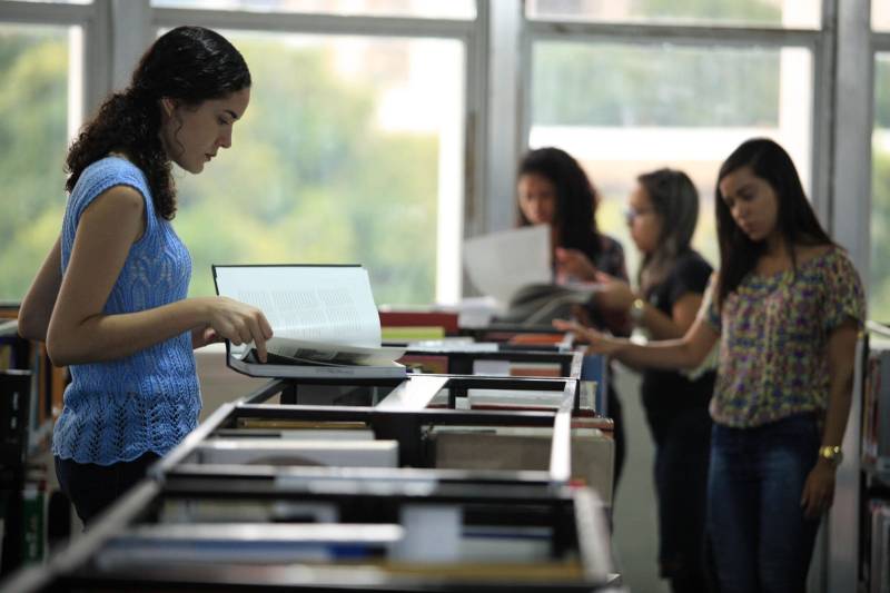 Biblioteca Pública Arthur Vianna, localizada no prédio do Centur. Com mais de 140 anos, o local é uma das principais referências na área em Belém, recebendo uma média de mil usuários por dia. Antes da popularização de instrumentos tecnológicos e sites especializados, a “biblioteca do Centur”, como é conhecida, era uma das principais fontes de pesquisa para alunos de todos os níveis de ensino em Belém.
FOTO: MÁCIO FERREIRA / AG. PARÁ
DATA: 02.03.2018
BELÉM - PARÁ <div class='credito_fotos'>Foto: MÁCIO FERREIRA/ AG. PARÁ | <a href='/midias/2018/originais/580be320-3cef-4f82-a03b-3148911236d1.jpg' download><i class='fa-solid fa-download'></i> Download</a></div>