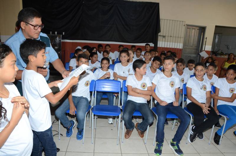 Quarenta e três alunos do 5º ano da Escola Estadual de Ensino Fundamental Prof. Emiliana Sarmento Ferreira, em Belém, participaram da cerimônia de formatura do Programa Educacional de Resistência às Drogas e a Violência (Proerd), realizado pela Secretaria de Estado de Educação (Seduc) em parceria com a Polícia Militar do Estado do Pará.
FOTO: RAI PONTES / ASCOM SEDUC
DATA: 13.11.2018
BELÉM - PARÁ <div class='credito_fotos'>Foto: Rai Pontes/Ascom Seduc | <a href='/midias/2018/originais/5814a8d3-6ec2-47f3-8009-a812e0fc4812.jpg' download><i class='fa-solid fa-download'></i> Download</a></div>
