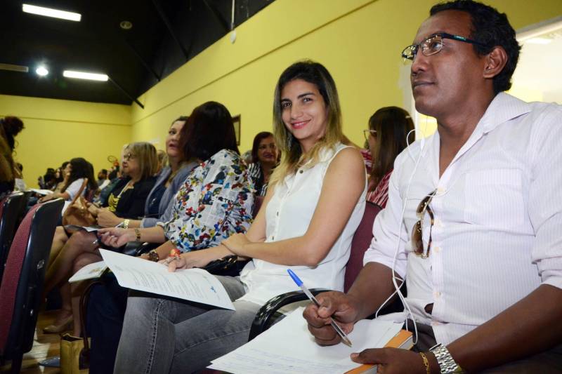 Técnicos e gestores de Unidades Seduc na Escola (USEs) e Unidades Regionais de Educação (UREs), além de diretores e professores de escolas de todo o Pará, participaram na manhã desta terça-feira (06), no auditório da Escola Estadual de Educação Tecnológica Anísio Teixeira, em Belém, do dia nacional de mobilização em torno da Base Nacional Comum Curricular (BNCC) da educação infantil e do ensino fundamental. A data, marcada como o “Dia D de Discussão da BNCC” - documento que define os conhecimentos essenciais que todos os alunos da educação básica têm o direito de aprender -, foi instituída pelo Ministério da Educação (MEC), Conselho Nacional de Secretários de Educação (Consed), União Nacional de Dirigentes Municipais de Educação (Undime) e secretarias estaduais e municipais de Educação, para debater a estrutura e as competências do texto, homologado pelo MEC em dezembro do ano passado. Para a diretora de Ensino Infantil e Fundamental da Seduc, Marizete Martins, o “Dia D” representa apenas o início de uma mobilização que deverá reverberar o ano inteiro nas escolas estaduais e dos municípios, para que em 2019 as redes de ensino de ensino público do Estado e dos municípios possam contar com currículos escolares adaptados às novas exigências da BNCC. “A partir de hoje, todas as nossas escolas deverão desenvolver eventos e momentos semelhantes a esse, para que possamos, no ano que vem, implementar efetivamente a BNCC. Para isso, a Seduc estará à disposição das escolas, para ajudar no que for necessário”, informou Marizete Martins.
FOTO: RAI PONTES / ASCOM SEDUC
DATA: 06.03.2018
BELÉM - PARÁ <div class='credito_fotos'>Foto: Rai Pontes/Ascom Seduc | <a href='/midias/2018/originais/58194777-165d-4a53-9636-24bd8409f048.jpg' download><i class='fa-solid fa-download'></i> Download</a></div>