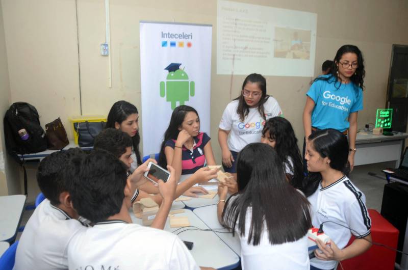 Que tal assistir uma aula sobre a tabela periódica de elementos químicos em que se pode conferir virtualmente a presença deles em objetos e situações do dia a dia? Aliar o uso da tecnologia no processo de aprendizado tornou-se realidade para 42 estudantes do 1º ano do Ensino Médio/Tempo Integral da Escola Estadual Dr. Ulysses Guimarães, no centro de Belém, nesta sexta-feira (23) com a implantação pela Secretaria de Estado de Educação (Seduc) do programa Sedutec. A aula de química inaugurou, na rede estadual de ensino, o Sedutec - programa de aplicação das ferramentas e serviços da plataforma digital Google for Education.
FOTO: ELISEU DIAS / ASCOM SEDUC
DATA: 24.03.2018
BELÉM - PARÁ <div class='credito_fotos'>Foto: Eliseu Dias / Ascom Seduc | <a href='/midias/2018/originais/581affc3-bc3f-460a-983f-b20d10503aea.jpg' download><i class='fa-solid fa-download'></i> Download</a></div>