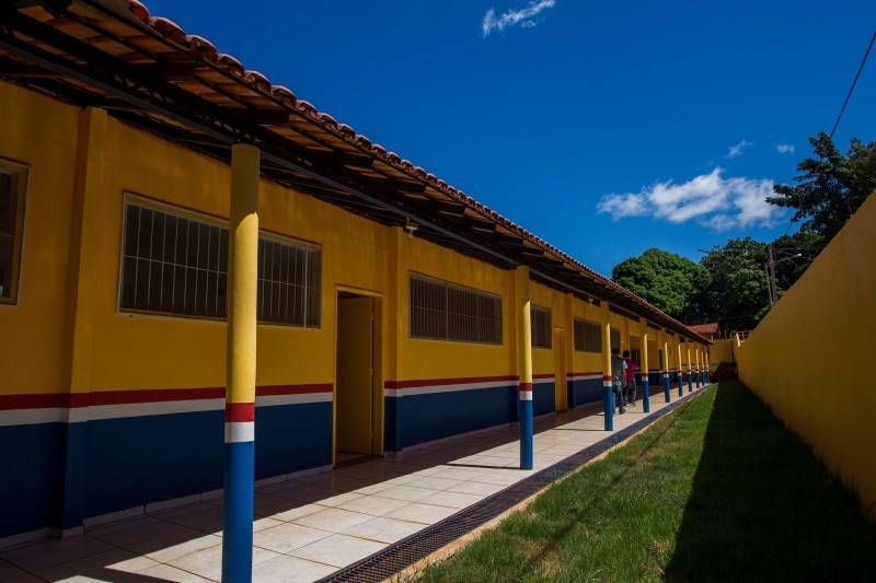 Aos poucos, a paisagem de Serra Pelada – que já foi o maior garimpo a céu aberto do planeta e hoje é distrito de Curionópolis, município do sudeste paraense - começa a se modificar. A poeira intensa, típica de estradas de chão, vai paulatinamente dando lugar à camada de asfalto, que pela primeira vez chega a Curiónópolis, conhecido mundialmente pela corrida do ouro e pelo formigueiro humano nos anos 1980, eternizado pelo olhar do fotógrafo Sebastião Salgado. O ouro não é mais explorado na região, mas Serra Pelada ainda é uma cidade de garimpeiros. São eles que residem e povoam as ruas, que parecem ter parado no tempo. Foram esses trabalhadores que fizeram a localidade crescer, que formaram famílias e criaram filhos nascidos no local, fincando raízes, criando identidade, sonhando com a volta da exploração do ouro, cada vez mais distante. Mas até esse cenário vem se transformando. Na foto, Escola Estadual de Ensino Médio Joaquina Diamantina.

FOTO: ASCOM / PREFEITURA DE CURIONÓPOLIS
DATA: 08.06.2018
CURIONÓPOLIS - PARÁ <div class='credito_fotos'>Foto: ASCOM / PREFEITURA DE CURIONÓPOLIS   |   <a href='/midias/2018/originais/5833e1f5-ede8-4e8d-807f-8ca63c497f2e.jpg' download><i class='fa-solid fa-download'></i> Download</a></div>