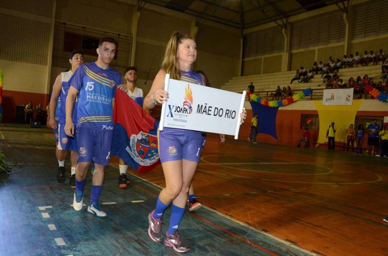Emoção, integração e cores foram elementos que marcaram a cerimônia de abertura dos Jogos Abertos do Pará (Joapa), nesta quinta-feira (22). Quem compareceu ao evento presenciou atrações culturais e apresentações artísticas, no ginásio do Núcleo de Esporte e Lazer (NEL), em Belém.
FOTO: RAI PONTES / ASCOM SEDUC
DATA: 22.03.2018
BELÉM - PARÁ <div class='credito_fotos'>Foto: Rai Pontes/Ascom Seduc | <a href='/midias/2018/originais/5839716b-485b-4ce7-be34-1d53ff8ac7ac.jpg' download><i class='fa-solid fa-download'></i> Download</a></div>
